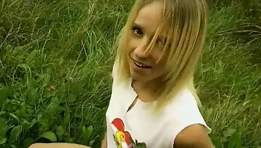Lesley мастурбирует на заднем дворе
