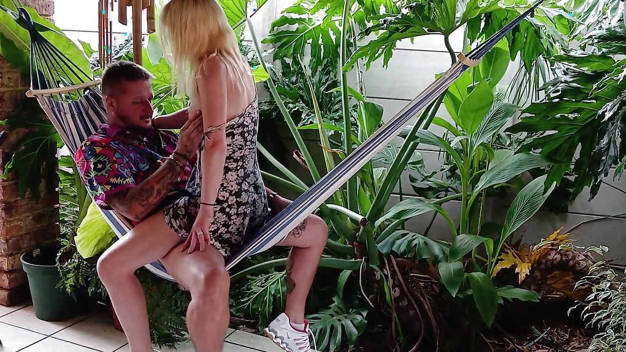 Hawaii en seks na świeżym powietrzu wiyh drobna blondynka surfer dziewczyna