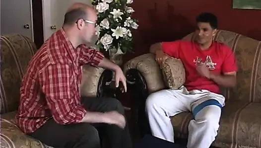 Adam seksi bir sarışını yalıyor ve parmaklıyor ve sonra ona kanepede biniyor