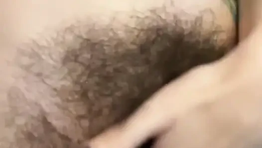 Behaarte muschi im schmutzigen höschen