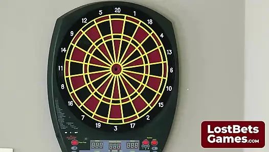 С татуировкой комедии и трагедии в масках они играют в стрип-дартс