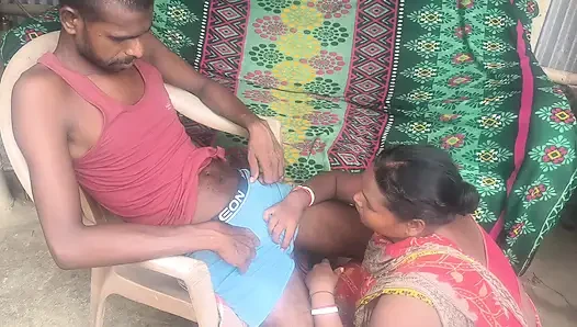 Hot housewife ko chairper baitha kar chudai ki