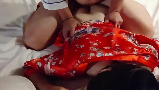 Onu kırmızı bir kimonoyla baştan çıkardım ve amını verdikten sonra beni arkadan sikti ve içime boşalttı