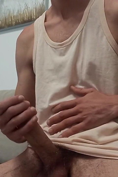 Hombre musculoso delgado con una polla gigante complació a su miembro al regresar de la playa