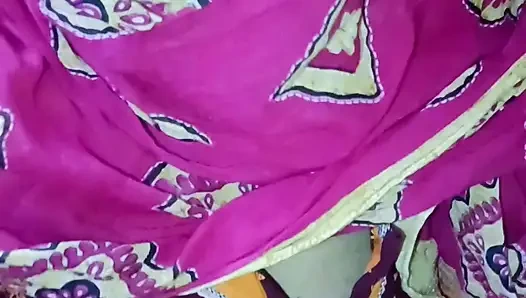 Köylü yenge banyoda işiyor ve kocası tarafından sikiliyor