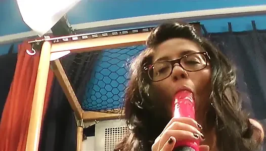 Cewek sange lagi asik muasin memeknya pakai dildo favoritnya