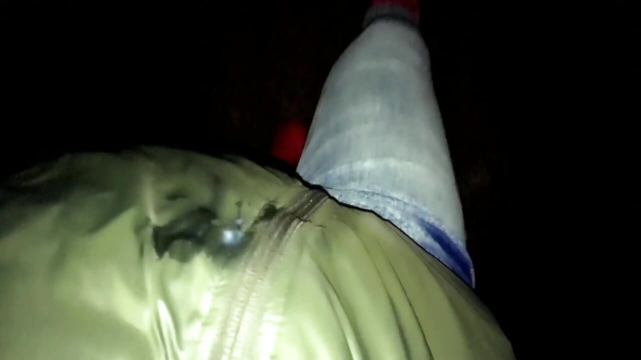 Noche de caminata al aire libre con la cara cubierta por semen y degustación de esperma (video completo)
