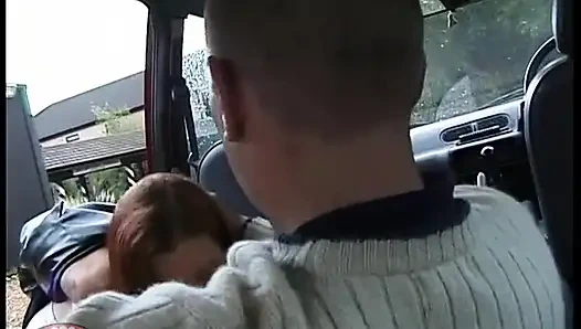 Tipik bir İngiliz kız arabada ısırılır