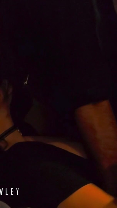 Futai cu pasiune post-burlesque: tachinare cu rochie, muie neglijentă, pe la spate dur, orgasm în poziția misionarului cu perna și ejaculare înăuntru cu prezervativ | Clip 2