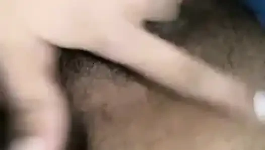 Hintli ateşli kız banyo yapıyor ve kendini parmaklıyor