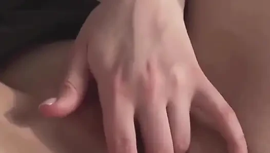 Vagina cantik dan berair yang tersentak dengan jari-jari
