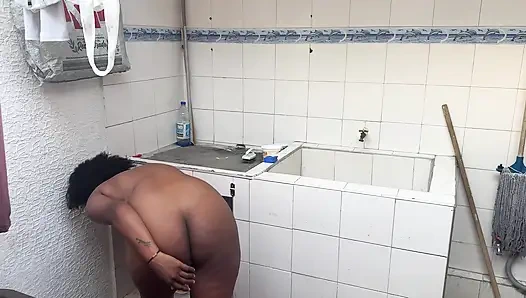 Meine stiefmutter mit dickem arsch hilft mir beim baden und wir haben am ende einen reichen dreier