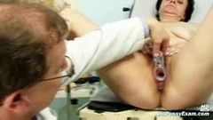 Vovó se sente envergonhada durante um exame de ginecologia