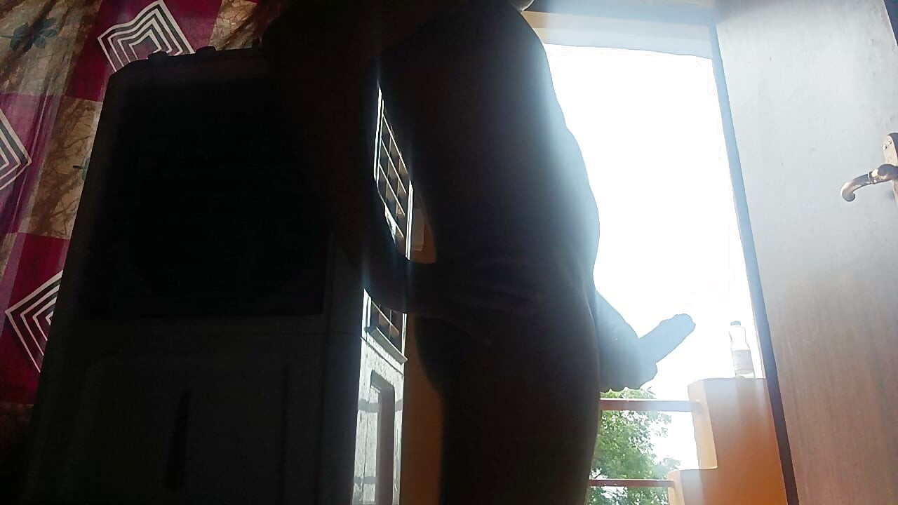 Na balkonie masturbował się ogromny kutas