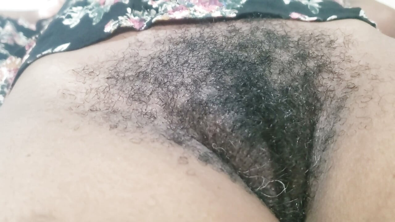 Seductive amateur mommy show you exactly how she likes to tease her own dripping folds