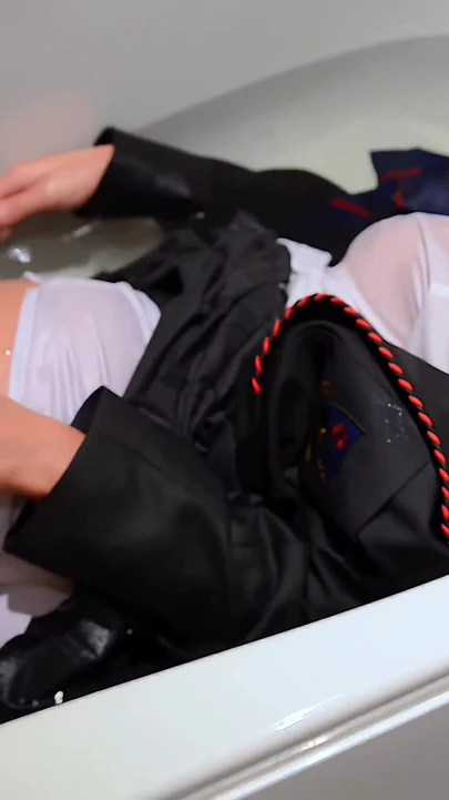 穿着制服的Lily的浴缸