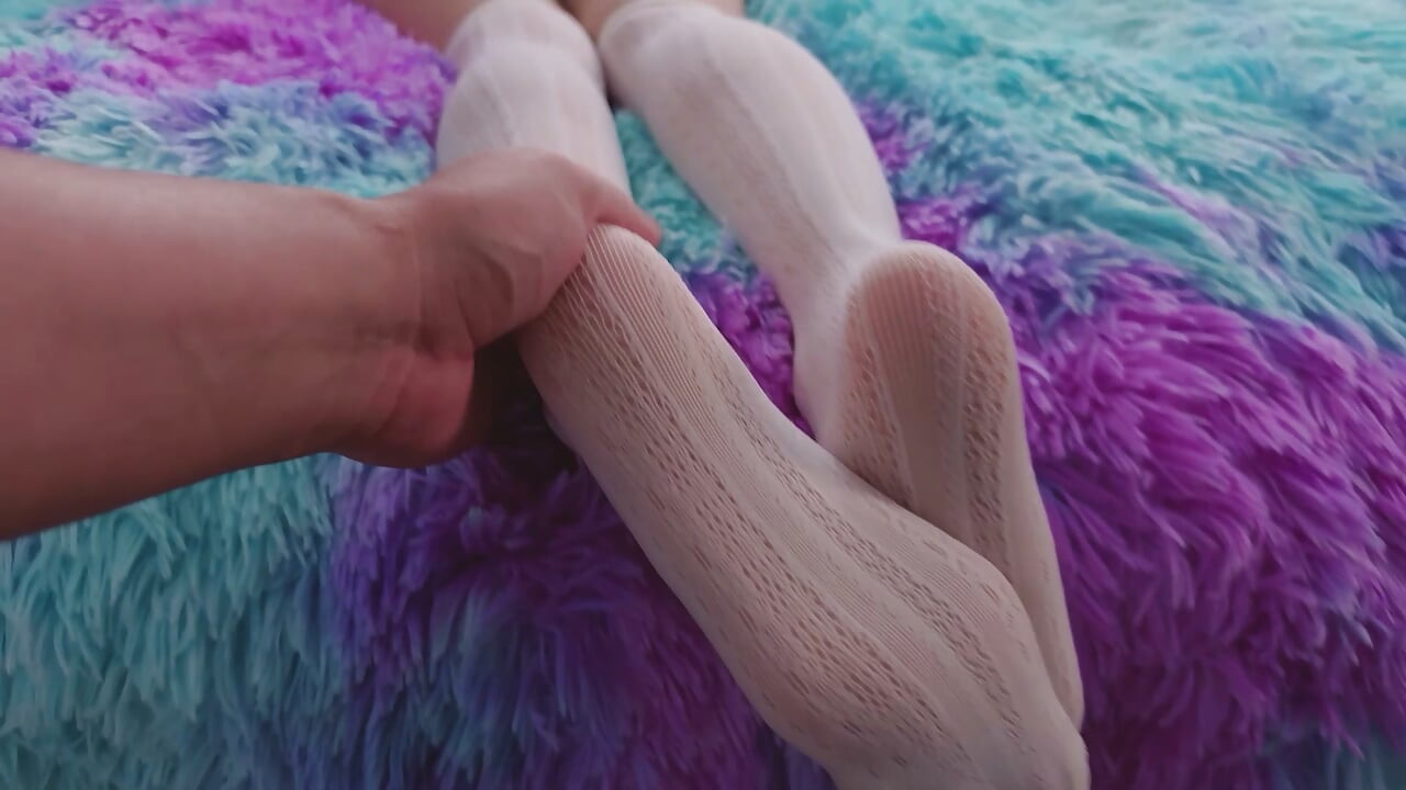 마른 고양이 고양이가 남자친구의 성기를 가지고 노는 모습