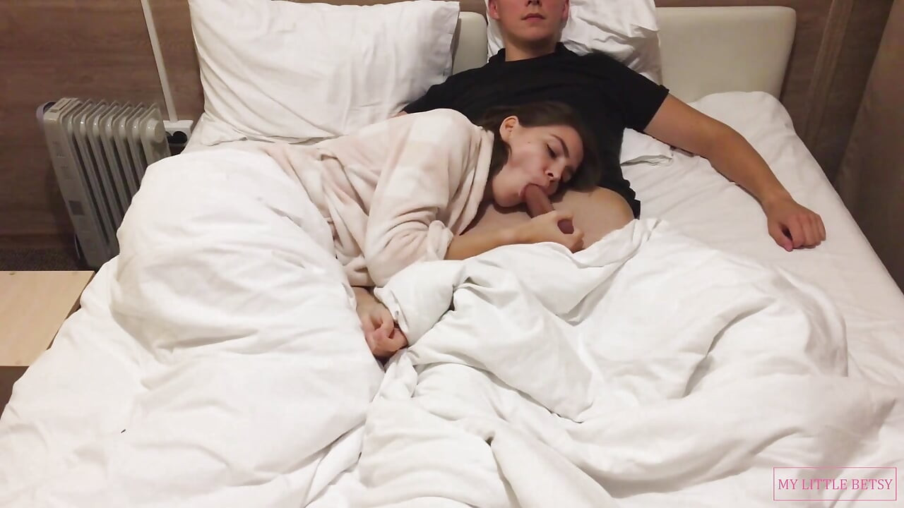 영화를 보면서 편안한 집에 오럴하는 섹시녀