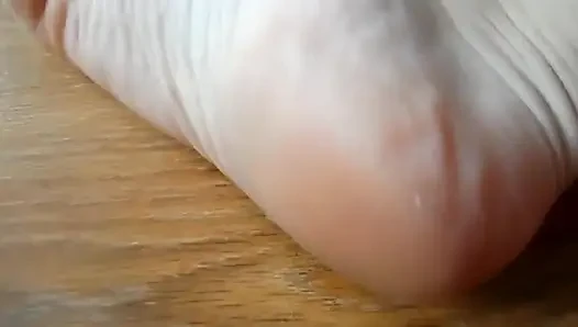 Saç kurutma makinesi ile ayak oyunu
