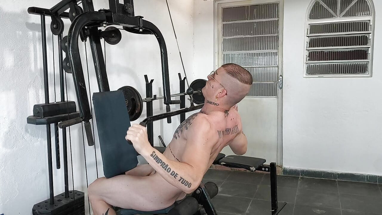 Entrenamiento afeitado blanco desnudo