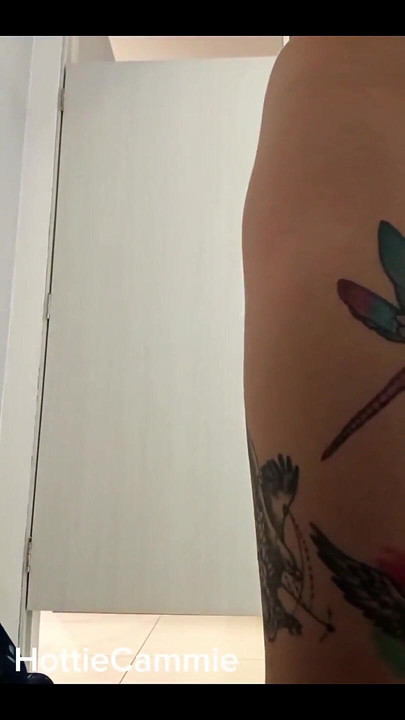 Seksi Nalgona u trgovini odjeće