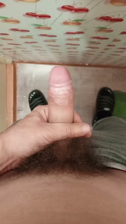 En ung kille visar upp sin stora, håriga kuk