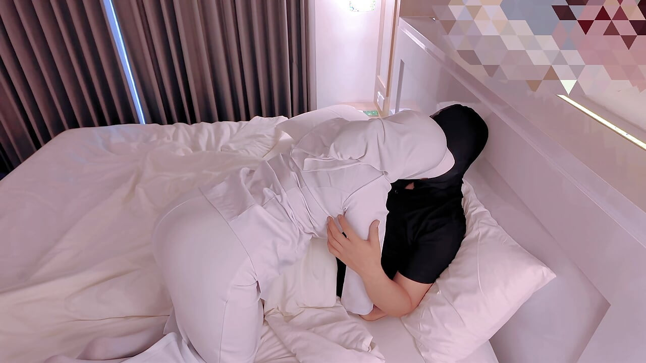 Hijab nurse's affair in a hotel with a male date