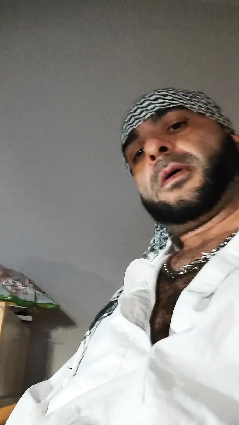 Dirtyjunkbro klädd som en afghan, leker med sin smutsiga kuk