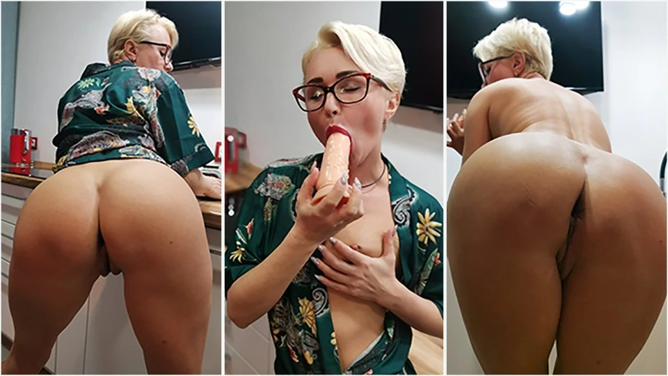 熟女用她华丽的屁股勾引
