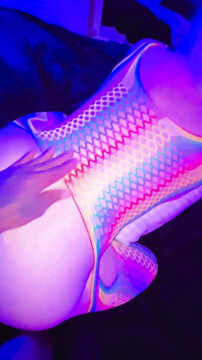 69 in een neon bodystocking POV doggy creampie met TS Diana Deelight in sokken.