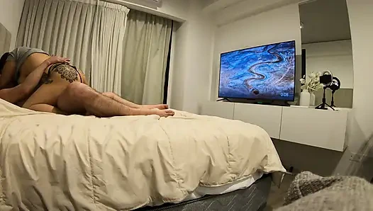 İri güzel kadın prezervatifsiz yabancı bir yarağa biniyor