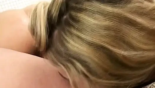Blondes schätzchen verschlingt den großen schwanz des partners in leidenschaftlichem spiel