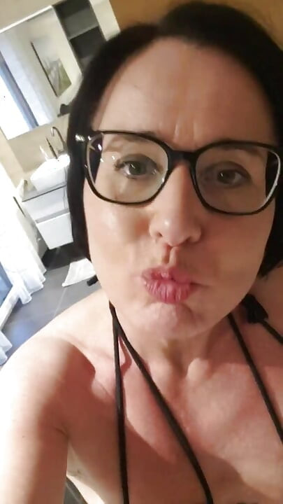 Jullie patscht gebundenen Busen und spritzt