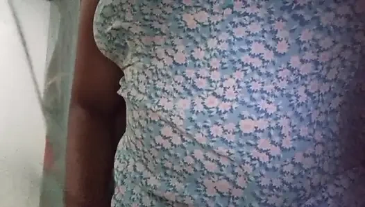 Sri Lankalı ann lustlove'da banyo odasında ve yatakta ıslak amcık ve sulu göğüsler