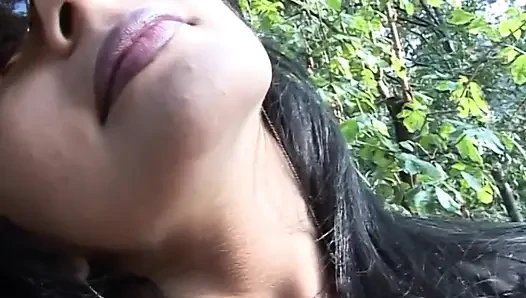 Tante hot lagi asik fingering memeknya di bangku taman