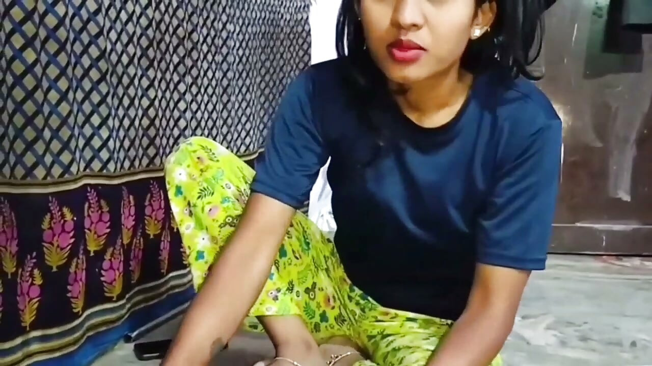 Desi Bhabhi mit großen Titten – Cleavage-Tease in der Küche, heiße indische Dorfmädchen entblößt, Hindi-Video