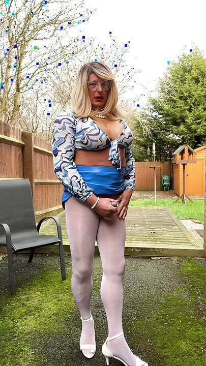 Crossdresser amatur Kellycd2022 MILF seksi dalam pakaian ketat putih