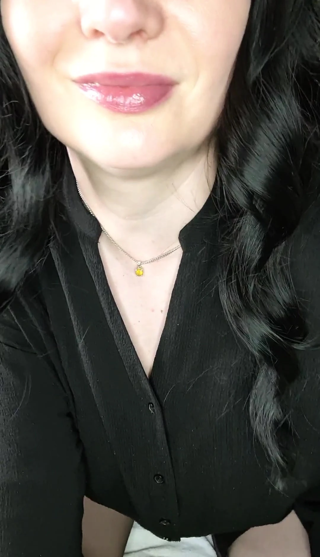 Sadece yeni kıyafetimi deniyorum. Ne düşünüyorsunuz... Hoşuna gidiyor mu?