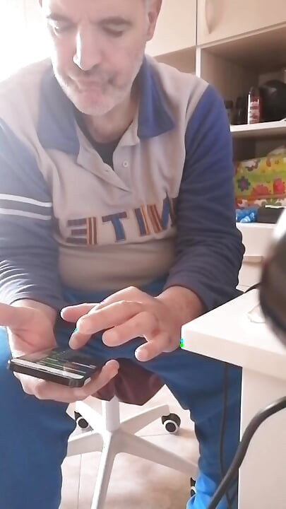 Pisilek, és a farkam hegyét belemártom a pisibe, és keményen rángatom a farkam