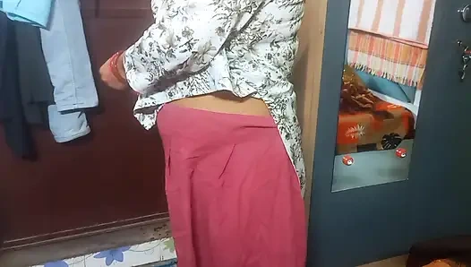 Kırmızı sari içinde çok güzel Hintli yenge