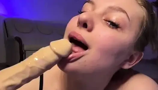Bbw jucielussie sutting on cam and sucking dildo