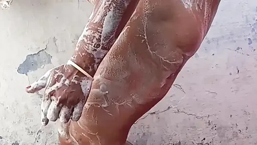 Pertunjukan mandi bugilku