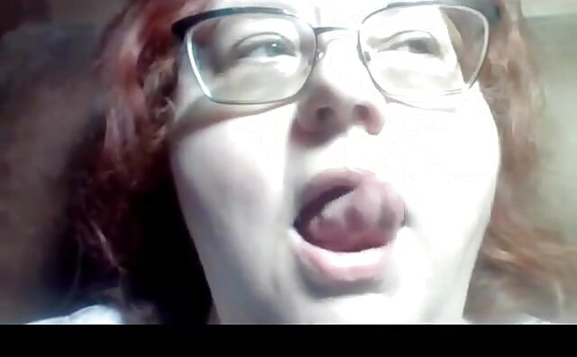 Bbw vă oferă clip de aproape de buzele ei Nake și gura sărut și linge buzele ei pentru tine un clip solicitat!