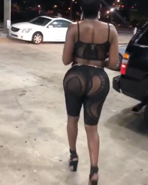 Slimthick black trans twerking and showing off