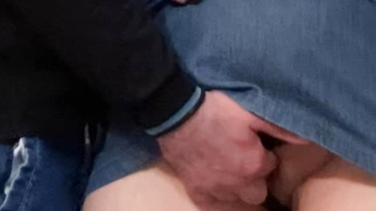 Άγνωστος αγγίζει το εσώρουχό μου κάτω από τη φούστα - δημόσια βρώμικα χέρια