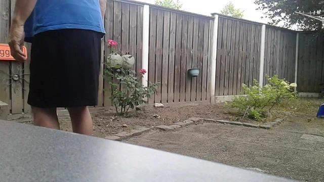 Met een rok en pumps aan tuinieren