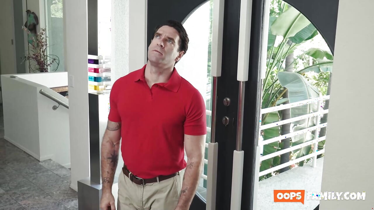 האחות הקטנה נמצאת במצוקה וזקוקה למכה קשה מאביה החורג.