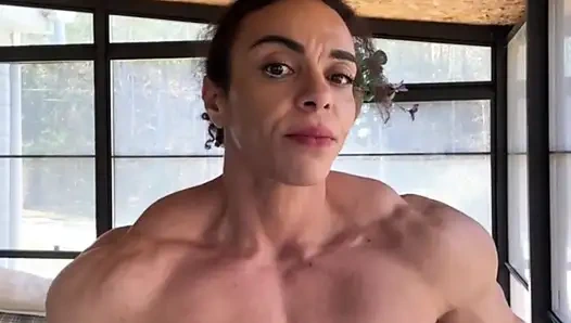 Curlyfitqueen hakimiyeti durdurulamaz tutkuya ateş ediyor