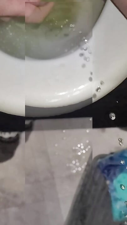 Chuveiro e vídeo de fetiche de mijo