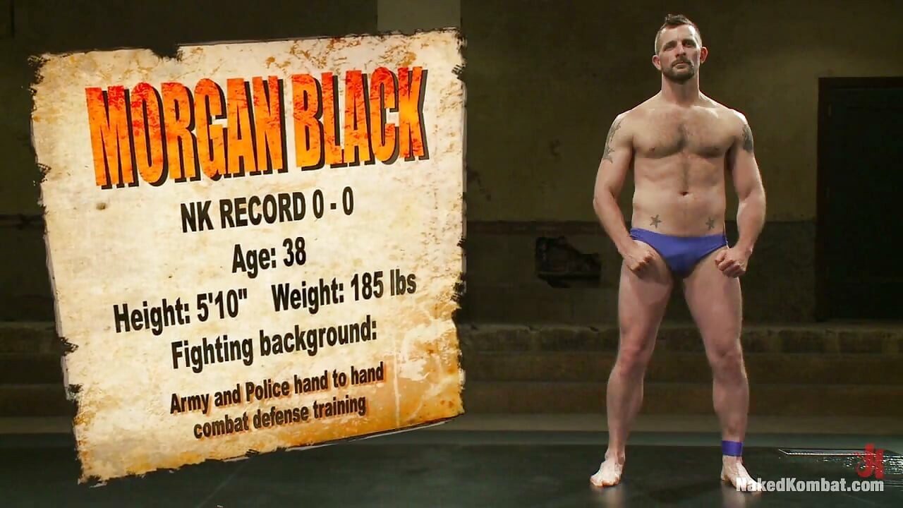 Dois homens musculosos quentes brigam